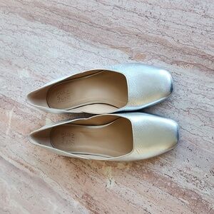 Naturalizer shoes silver color size 10